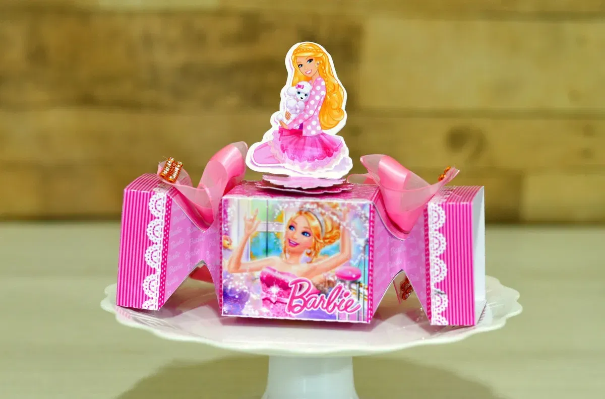 Molde de topo de bolo temático Barbie Princesa nos formatos Studio e PDF para impressão em alta resolução e decoração de festas.