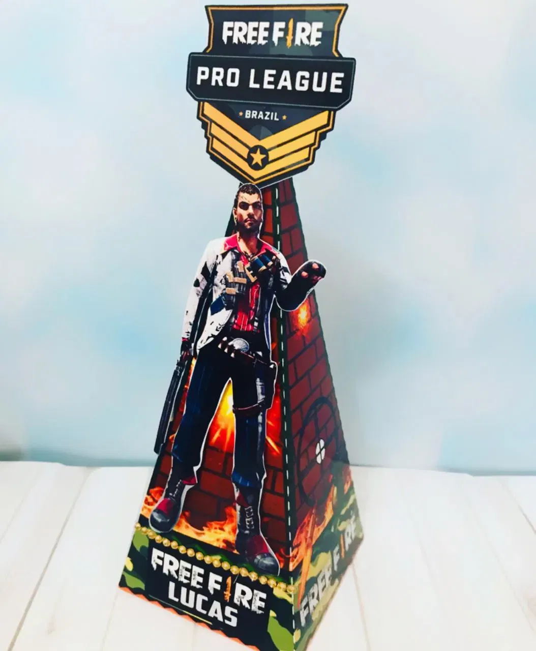 Arquivo de Free Fire para recortar nos formatos PDF e Studio ideal para decoração de mesas e festas de aniversário gamers.