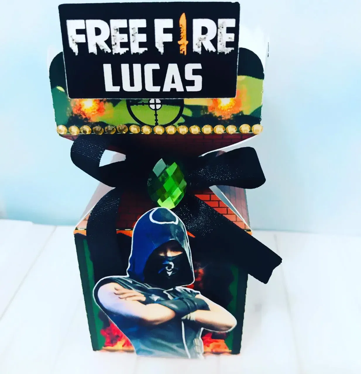 Conjunto de arquivos digitais tema Free Fire para festa infantil para imprimir e recortar nos formatos Studio e PDF para máquinas de corte.