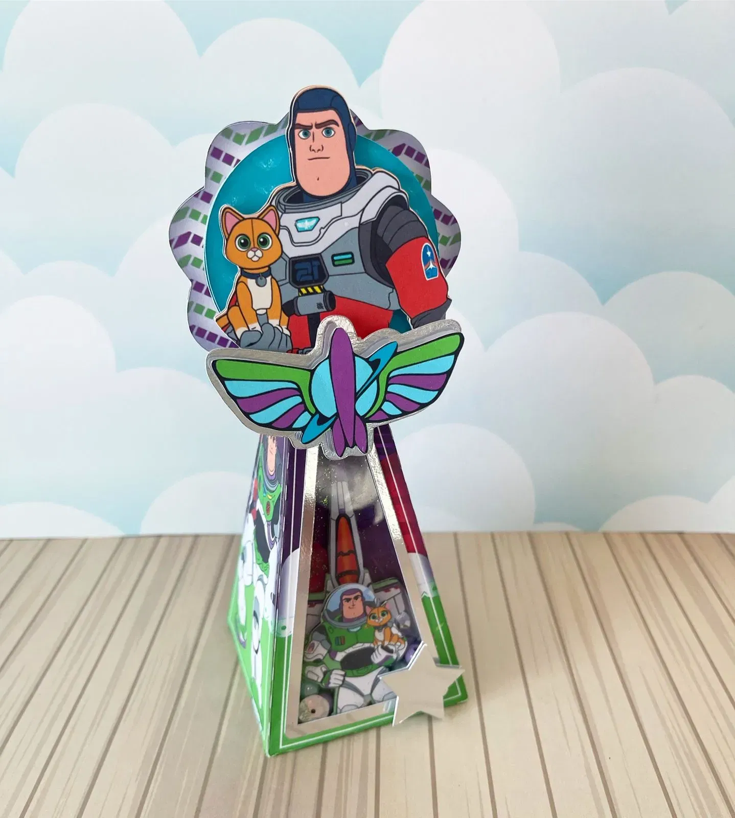 Conjunto de arquivos digitais tema Buzz para festas para imprimir e recortar nos formatos Studio, PNG e PDF.