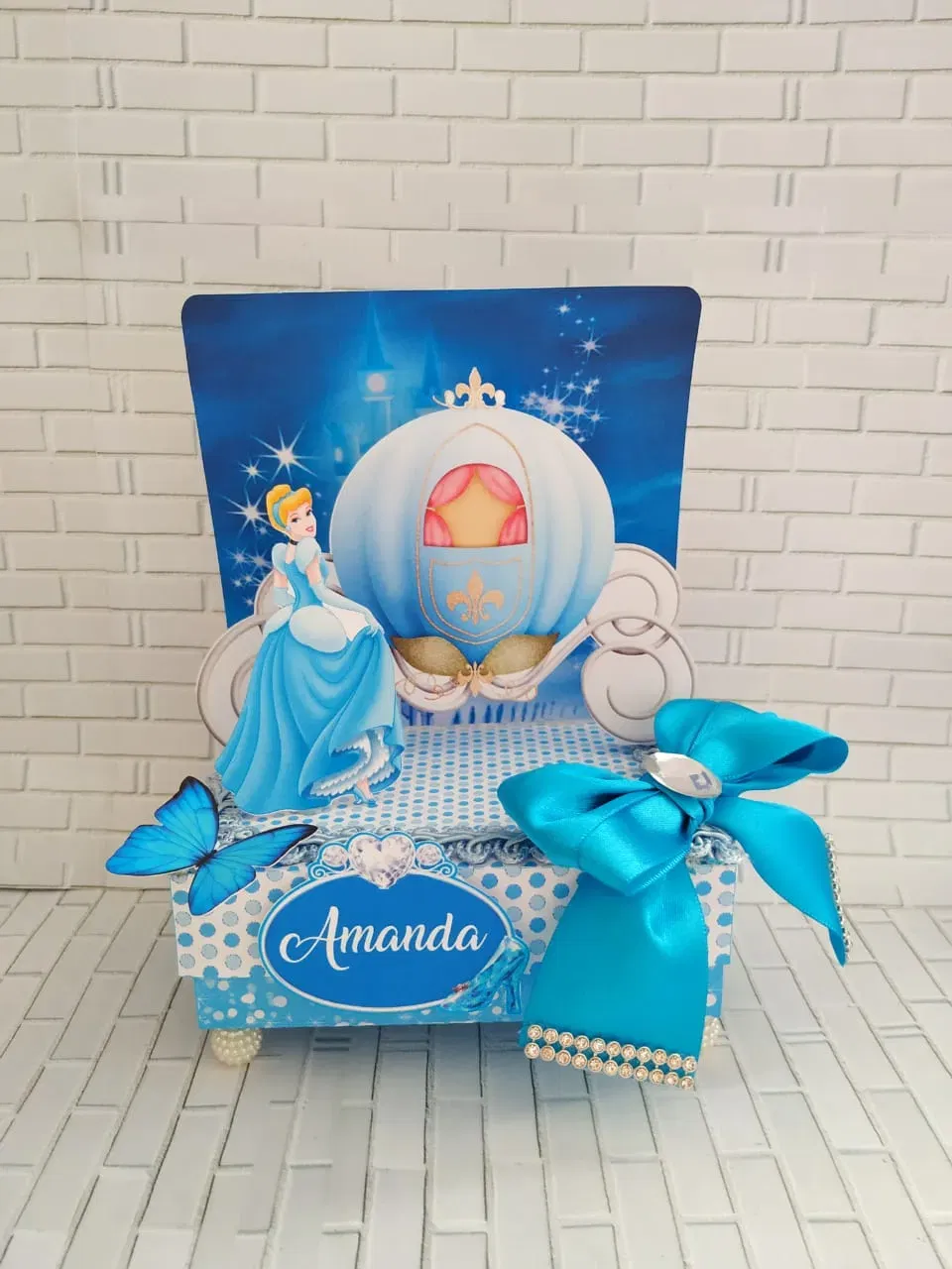 Conjunto de arquivos digitais tema Cinderela para 15 anos para imprimir e recortar nos formatos Studio, PNG e PDF para topo de bolo e enfeites.