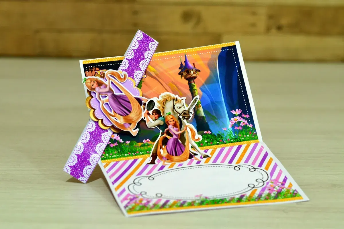 Arquivo para topo de bolo e itens de festa aniversário Enrolados nos formatos Studio e PDF, pronto para imprimir e recortar na Silhouette.