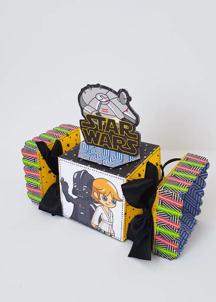 Molde de topo de bolo temático Star Wars nos formatos Studio, PNG e PDF para impressão em alta resolução e decoração de festas geeks.