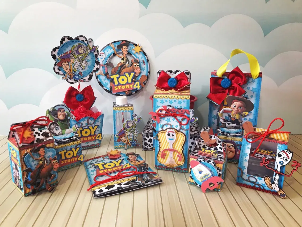 Arquivo de corte digital para topper de bolo e itens de decoração tema Toy Story nos formatos Studio, PNG e PDF para Silhouette.