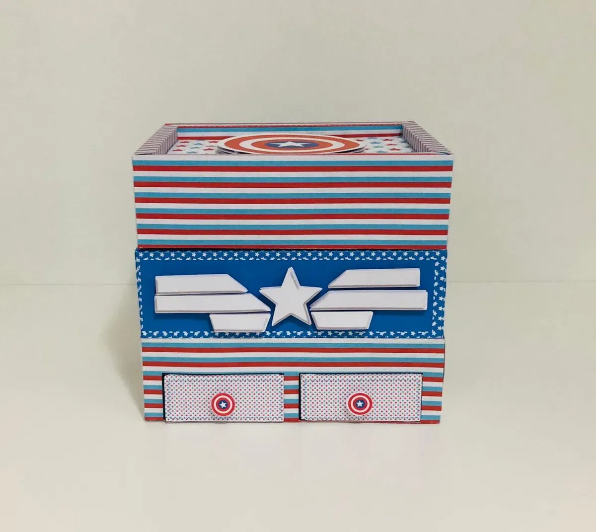 Conjunto de arquivos digitais tema Capitão América para festa na caixa para imprimir e recortar nos formatos Studio e PDF.