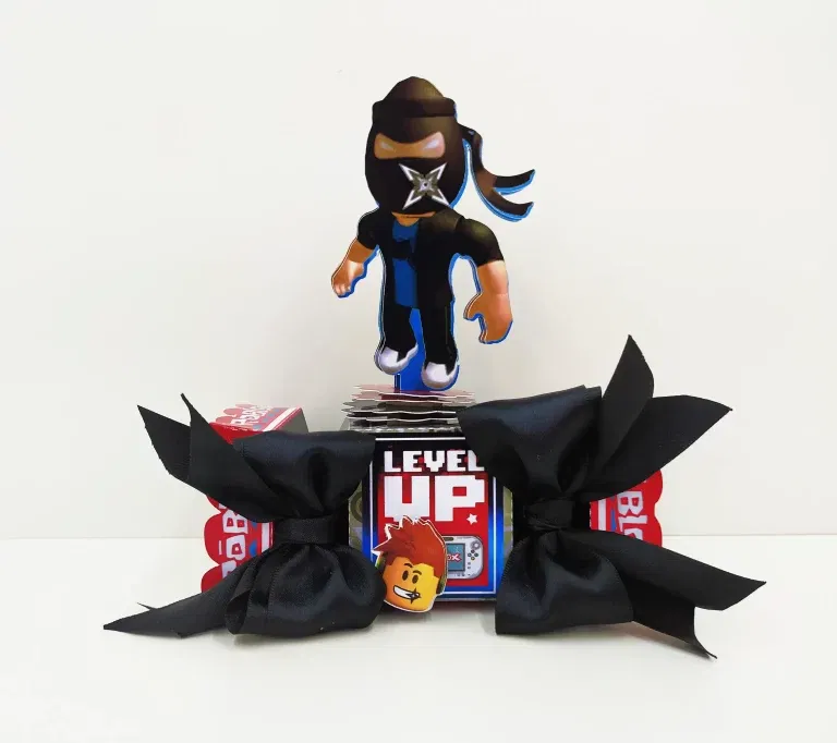 Arquivo de corte digital para topper de bolo e itens de decoração tema Roblox nos formatos Studio, PDF e PNG para Silhouette e tesoura.