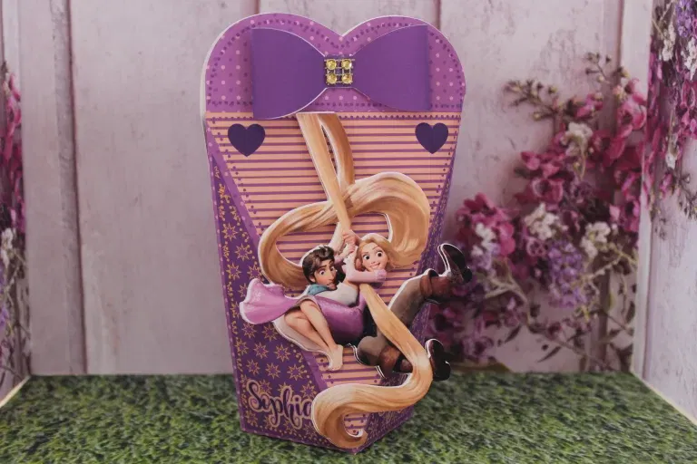 Arquivo para topo de bolo e itens de decoração Enrolados Silhouette no formato Studio, pronto para recortar em máquinas Silhouette Cameo ou Portrait.