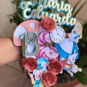 Arquivo de corte digital para topper de bolo tema Alice no País das Maravilhas no formato Studio para máquinas Silhouette, com detalhes em camadas e alta resolução.