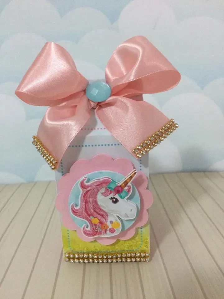 Arquivo de corte para caixas e decoração temática de aniversário unicórnio simples nos formatos Studio e PDF, ideal para festas rápidas e econômicas.