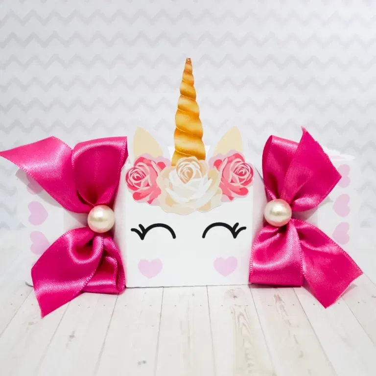 Molde de topo de bolo temático Unicórnio no formato Studio para Silhouette, com elementos em camadas e cores vibrantes para festas.