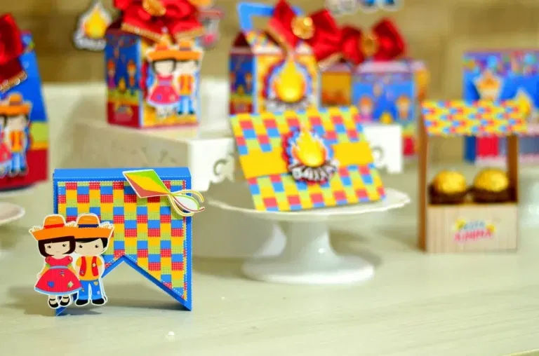 Arquivo para topo de bolo e itens de papelaria tema decoração festa junina simples nos formatos Studio e PDF, pronto para imprimir e recortar.