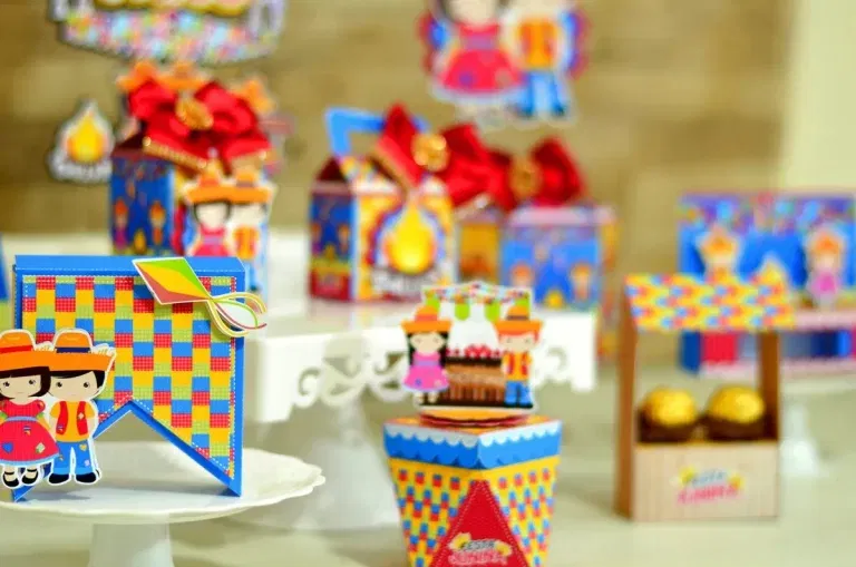 Arquivo de corte para bandeirolas e decoração temática de festa junina simples nos formatos Studio e PDF, ideal para festas rápidas e econômicas.