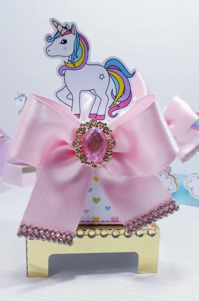 Molde de topo de bolo temático decoração do unicórnio infantil nos formatos Studio e PDF para decoração de festas e impressão em alta resolução.