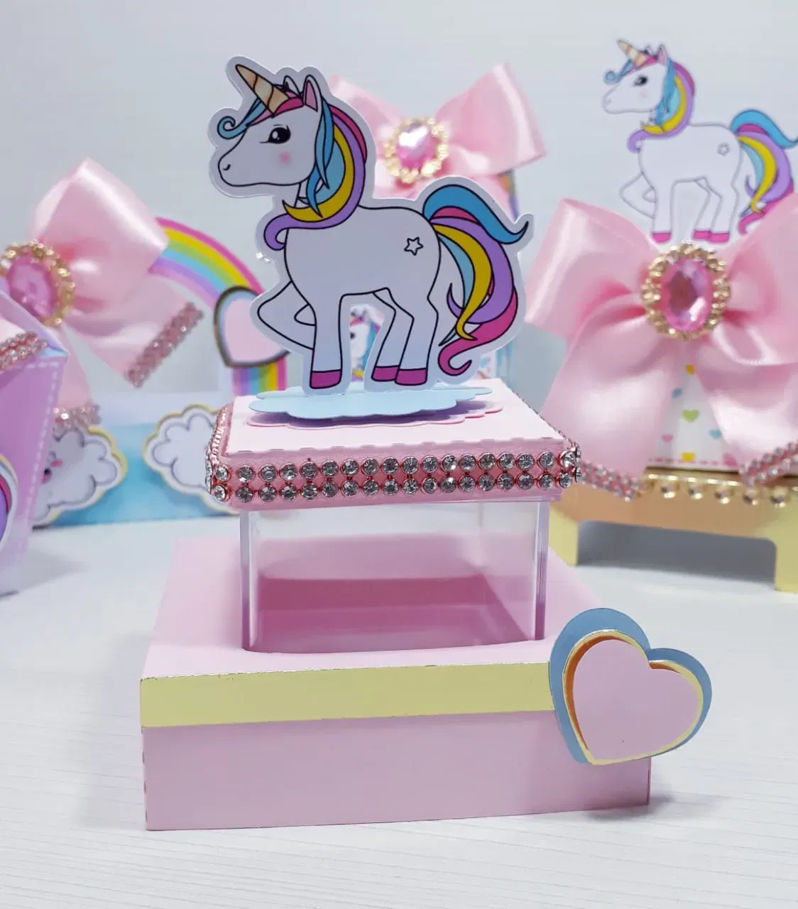 Moldes digitais de decoração para festa de unicórnio infantil nos formatos Studio e PDF para impressão de alta resolução e personalizados de festas.